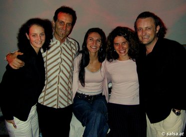 Die Macher der Salsaszene in NRW: DJ Radi (2.v.l., links seine Tochter und rechts Radis Freundin Andrea), Salsabine (2.v.r.) und Salsamano (ganz rechts)